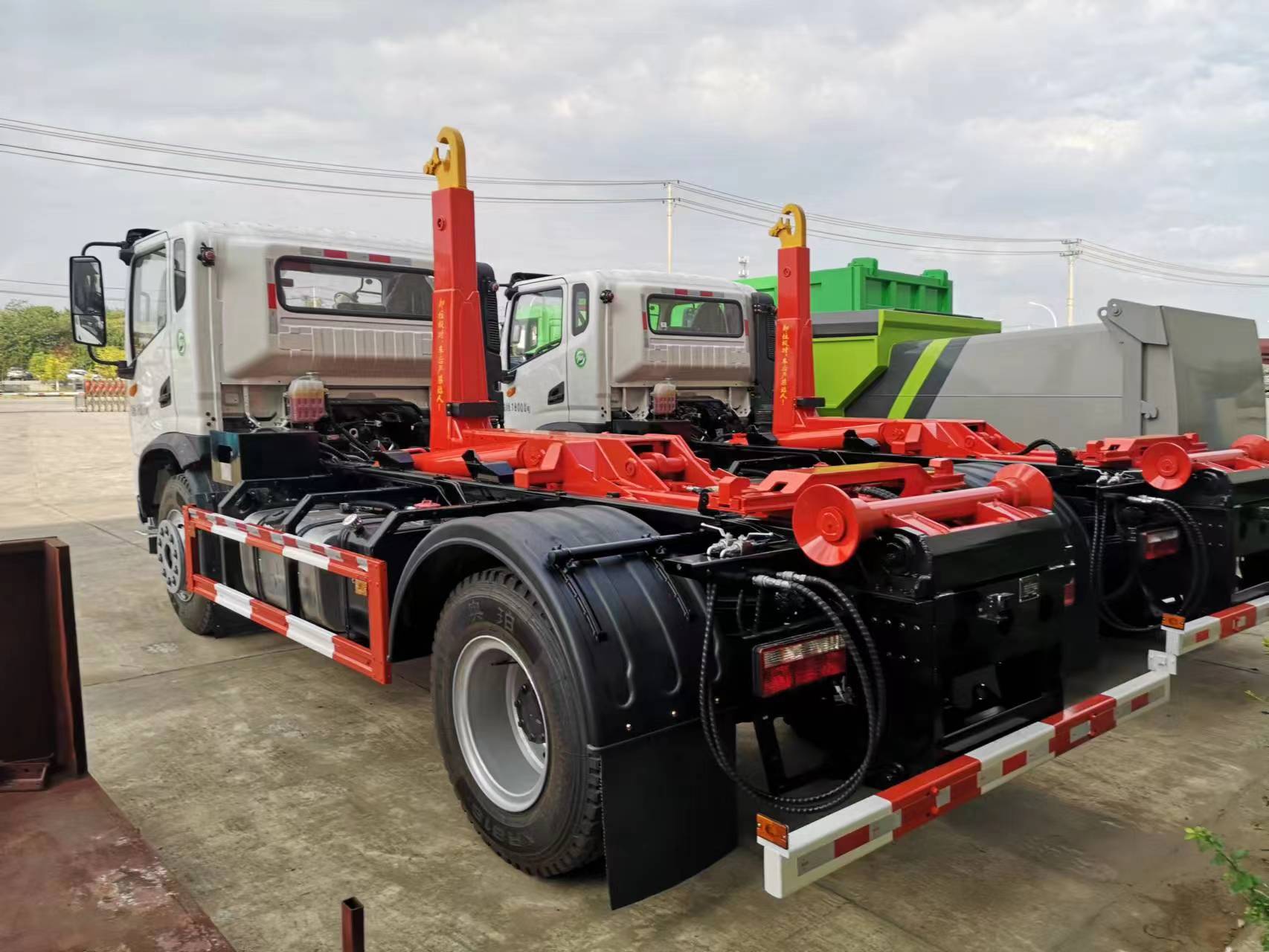 HCIC Unveils CuttingEdge Hook Lift System for Enhanced Material